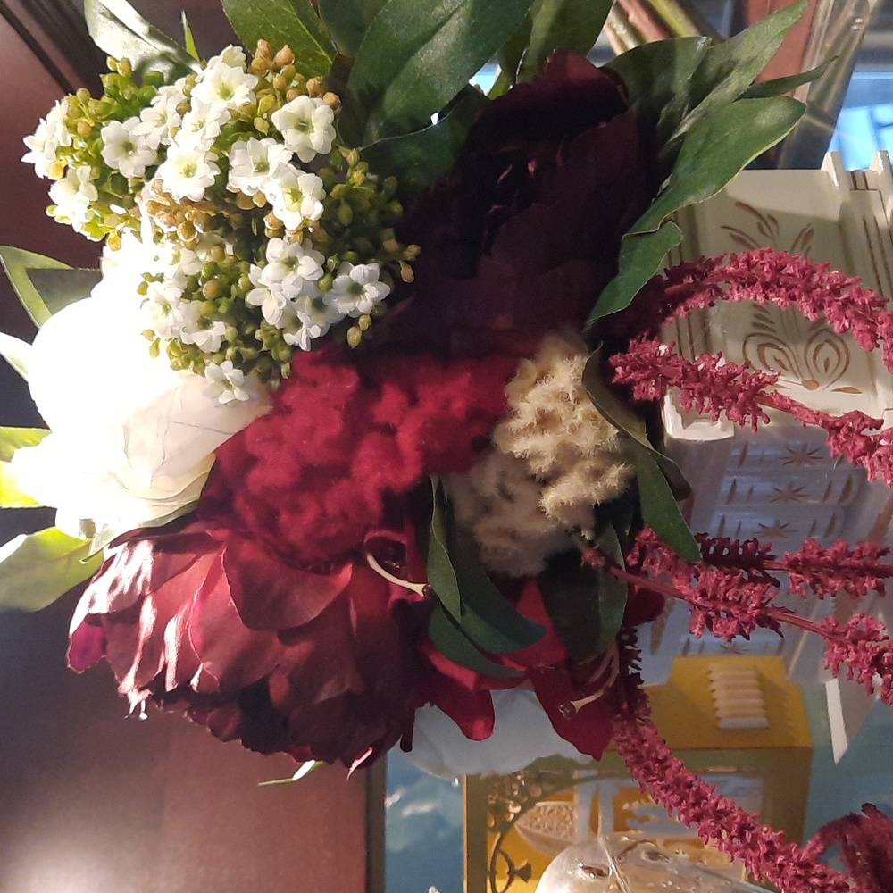Burgandy off-white bouquet - Picture 5 of 5